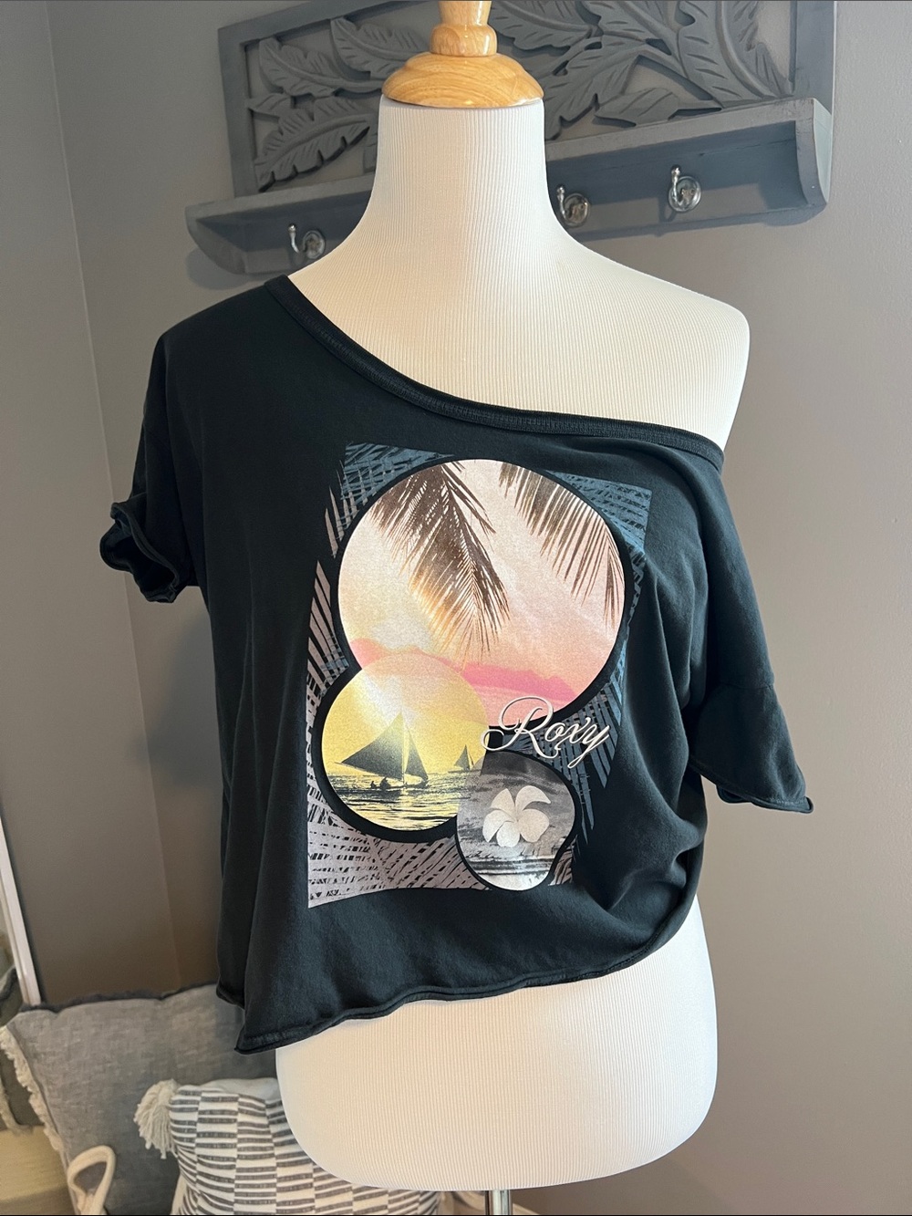 Roxy Black Off-Shoulder Graphic Crop Tee Size Medium